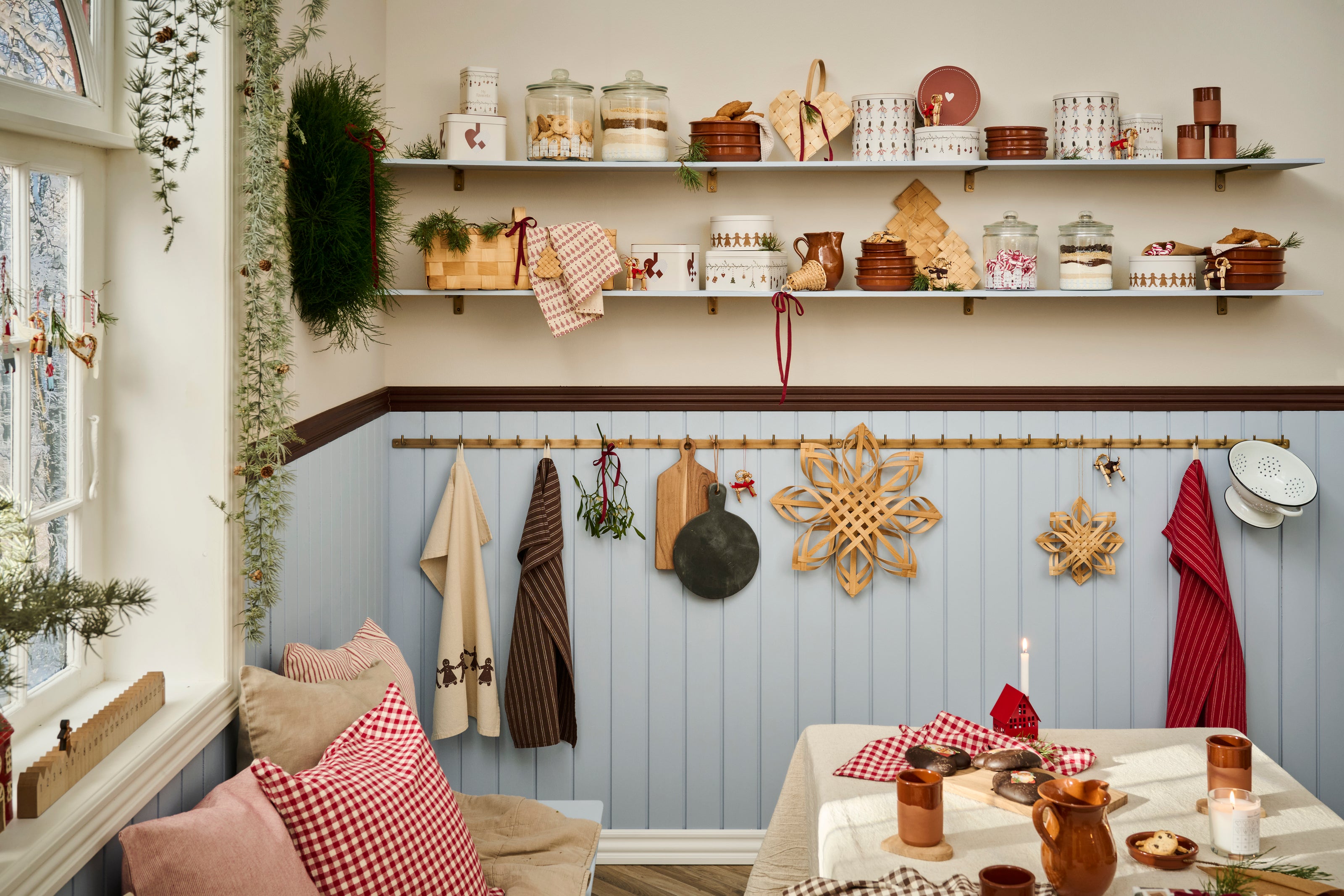 Round Cake tin With Garland