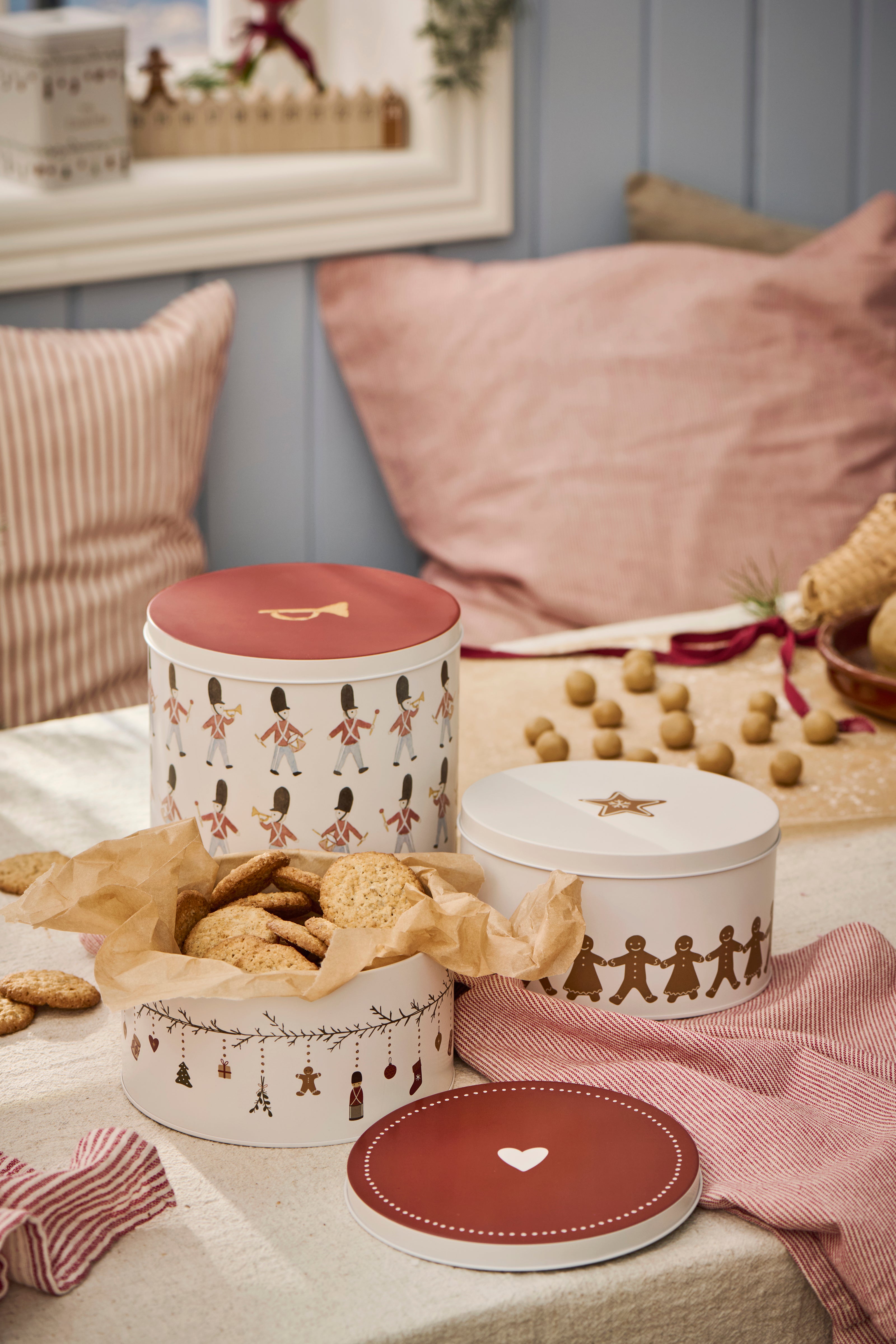 Round Cake tin With Garland