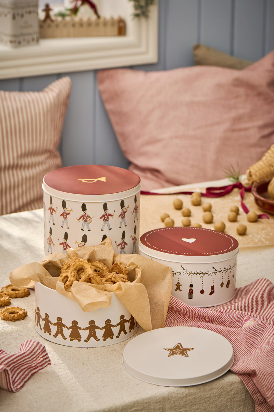 Round Cake tin With Garland