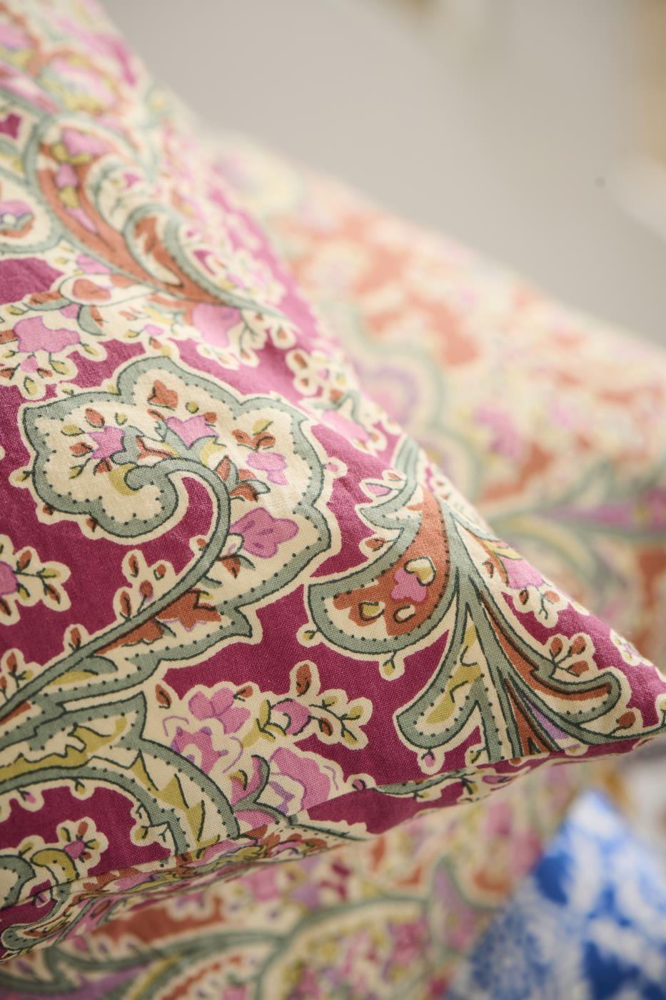 Cushion cover Alicia raspberry w/paisley pattern