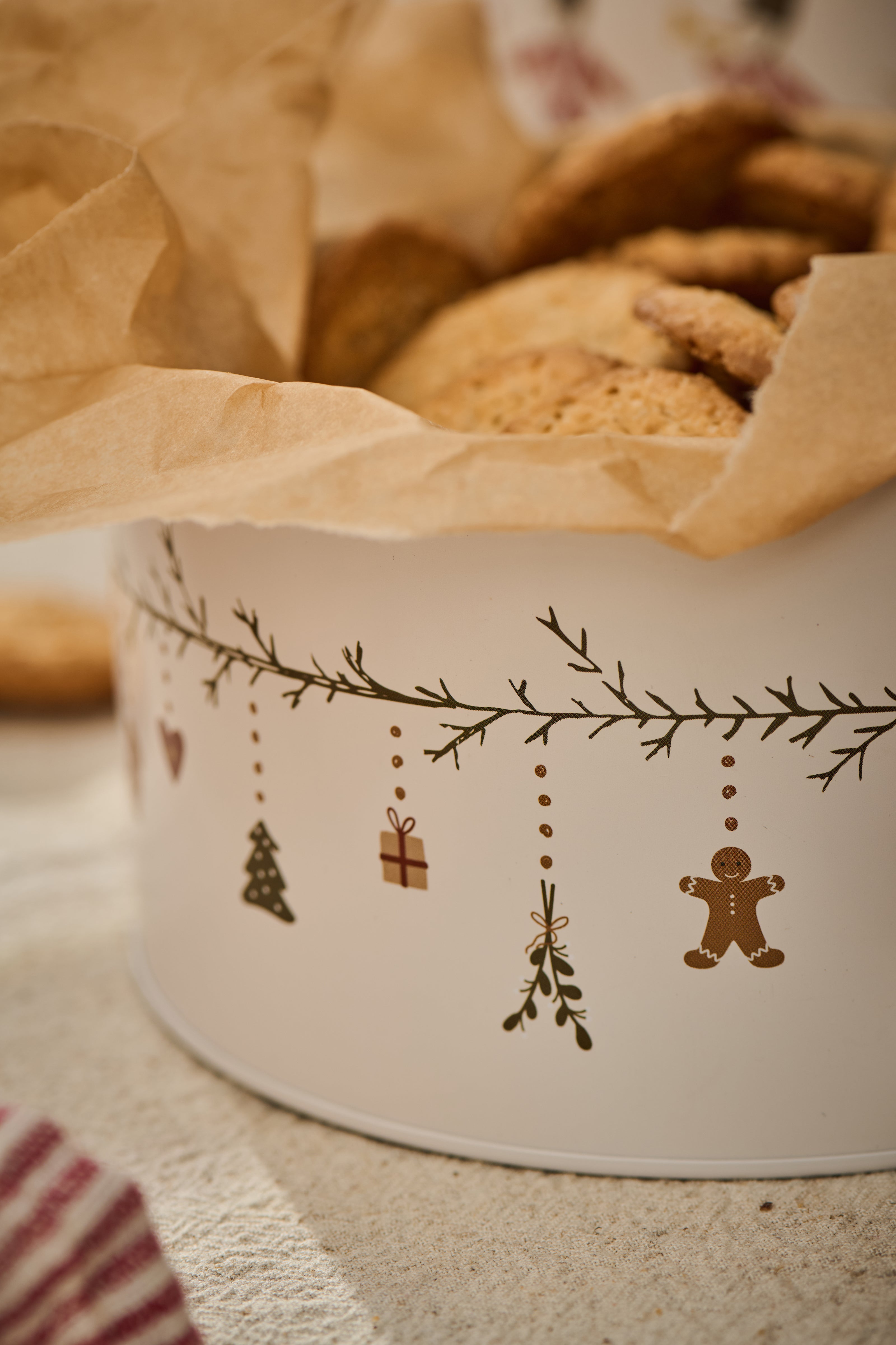 Round Cake tin With Garland