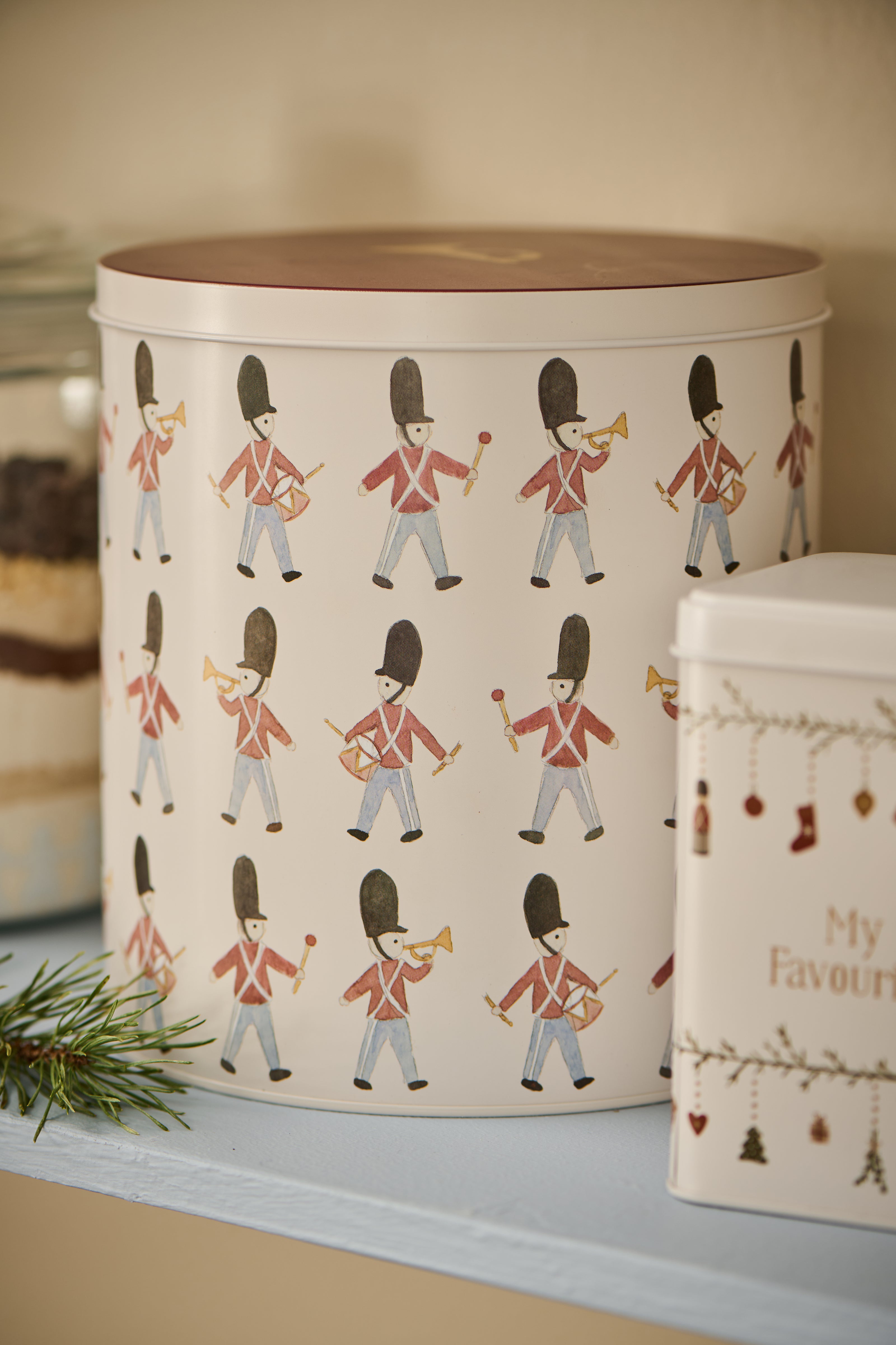 Round Cake tin with Guards