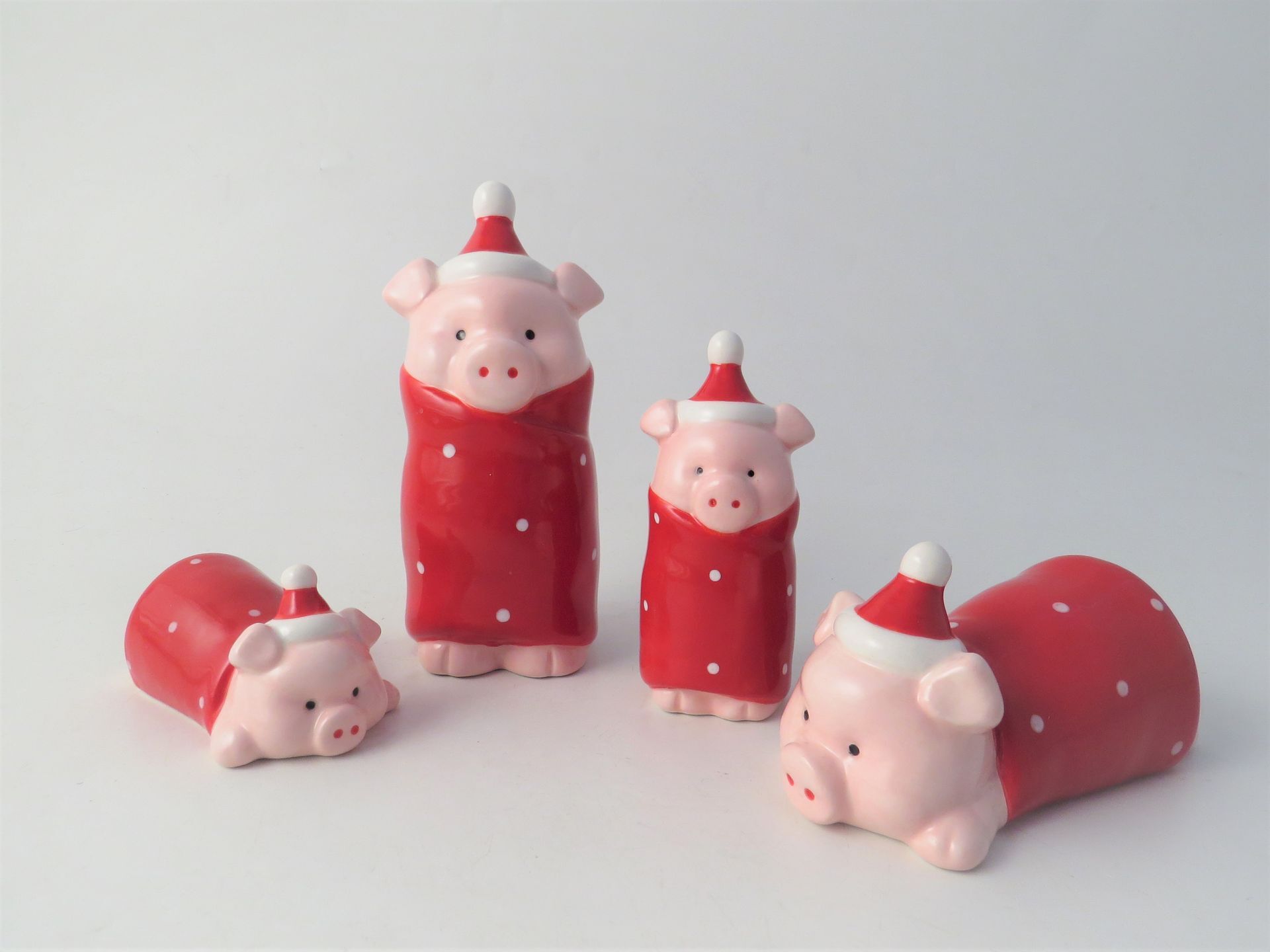 10cm Lying Pig in Blanket Decoration