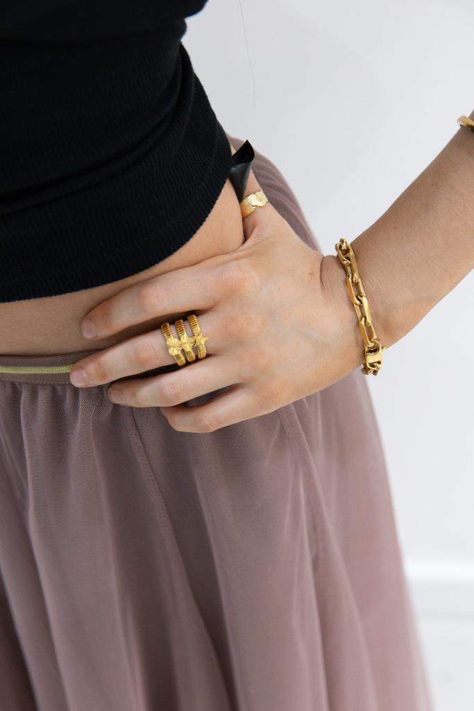 Ridged Band Ring With Clover In Gold