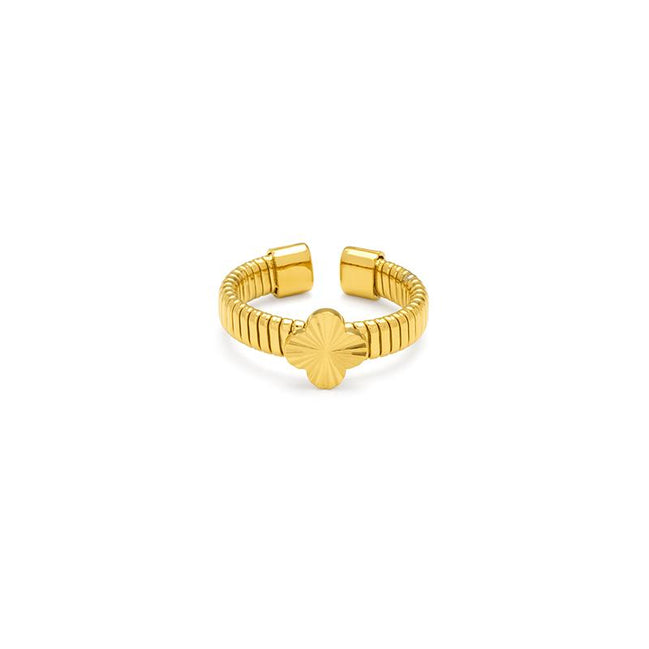 Ridged Band Ring With Clover In Gold
