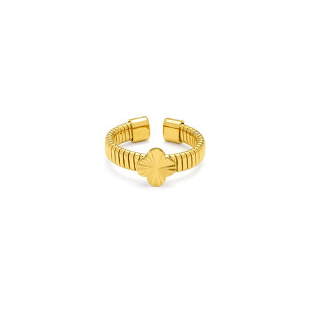 Ridged Band Ring With Clover In Gold