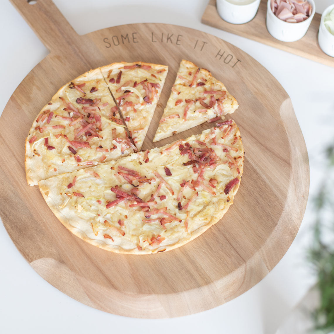 Räder - Acacia Wood Pizza & Tart Serving TrayWooden Kitchen Board - Some Like it Hot